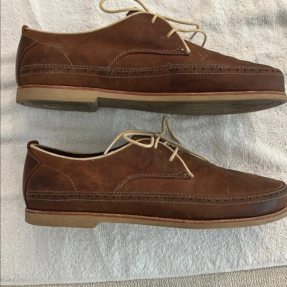 OluKai Men's Dark Brown Leather Honolulu Lace Chukka Boots with Tan Laces
